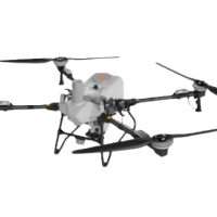 Profesionální čtyřramenný zemědělský dron DJI Agras T55 s integrovanou nádrží a bezpečnostními senzory.